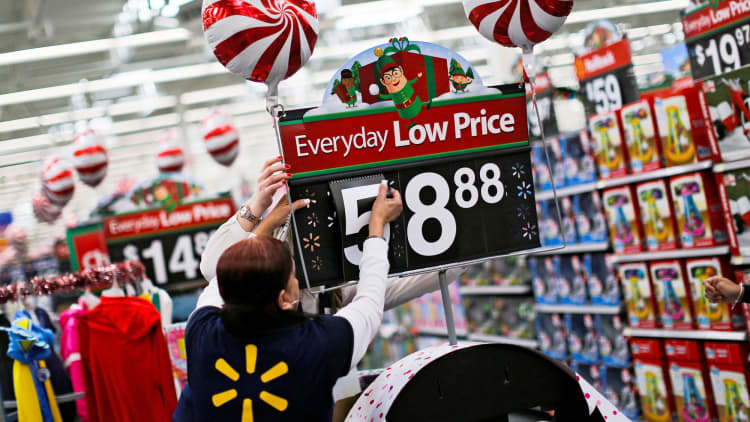 Wal-Mart, Chevron lead the Dow before the close