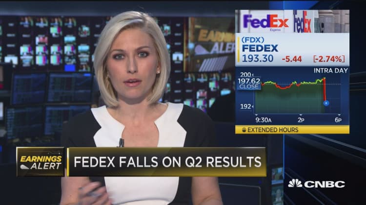 FedEx Q2 EPS misses, revenues beat