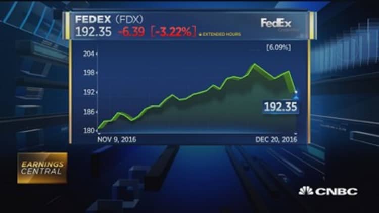 FedEx delivers mixed quarter 