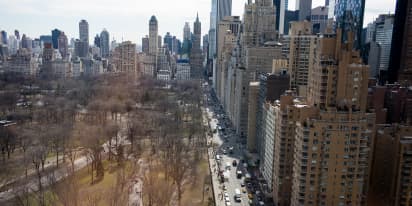 Manhattan apartment sales sank 18% in 3rd quarter, as rates rose and markets fell