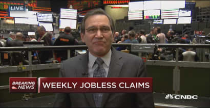 Weekly jobless claims drops to 235,000