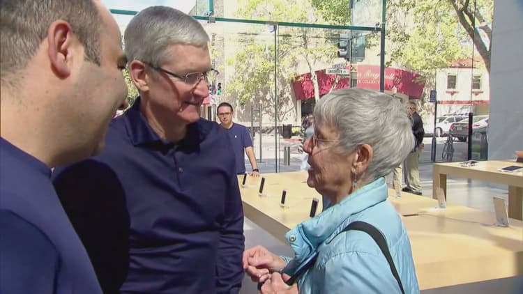 Apple cuts Tim Cook's 2016 pay