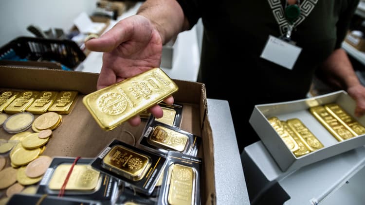 Is the Bitcoin surge a sign to buy gold?