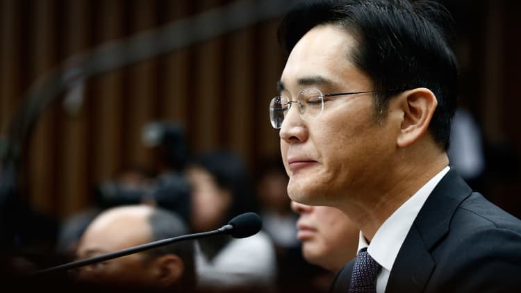 Samsung boss faces arrest as corruption scandal grows