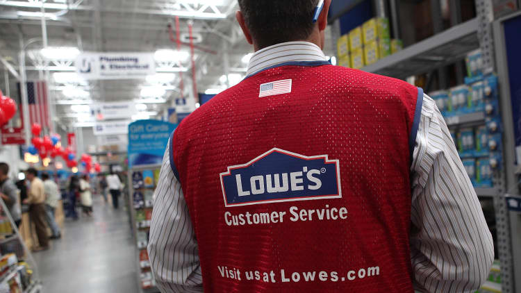 Here's how Lowe's Q1 earnings compare to Home Depot