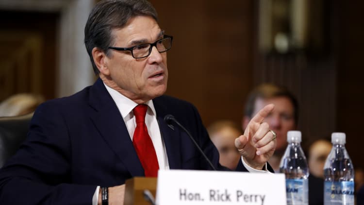 Perry regrets pledge to shutter Energy Department