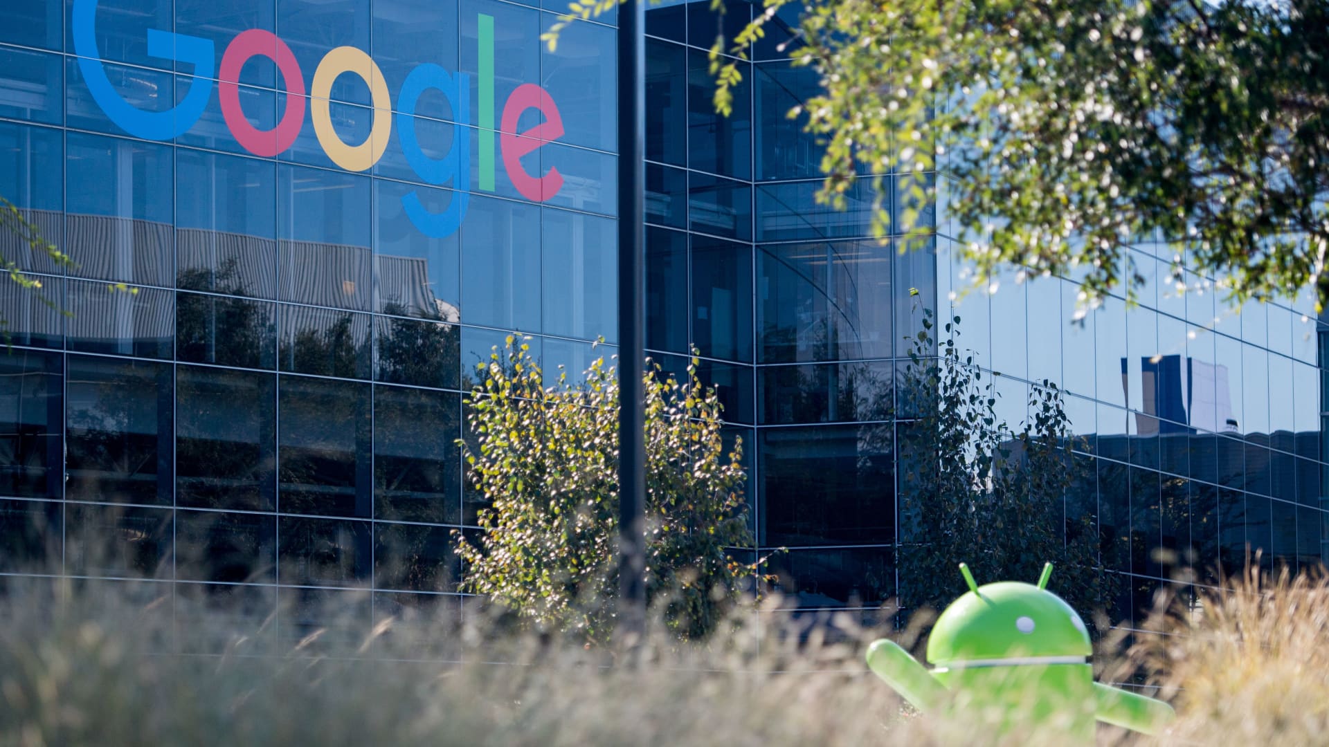 Google is testing facial recognition tech for campus security at an office near Seattle; people entering the building will not be able to opt out (Jennifer Elias/CNBC)