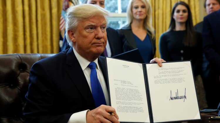 Trump signs executive orders on Keystone and Dakota pipelines