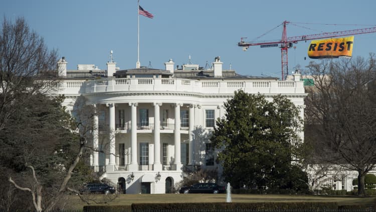 Protesters raise giant 'Resist' banner above White House