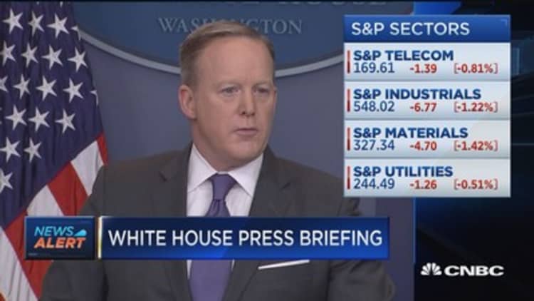 Spicer: Trump wants to slash bureaucratic red tape