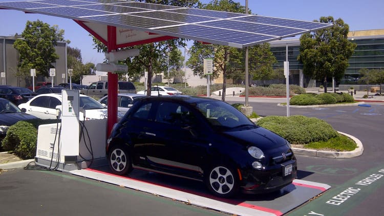 Envision Solar fuels electric cars with nothing but the sun