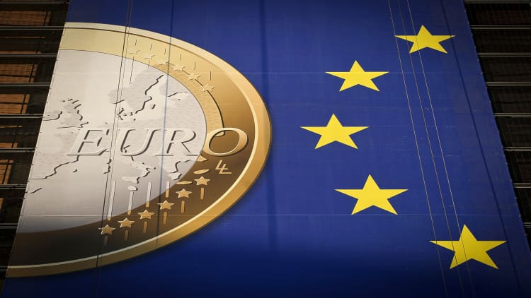 The anti-consensus view on the euro