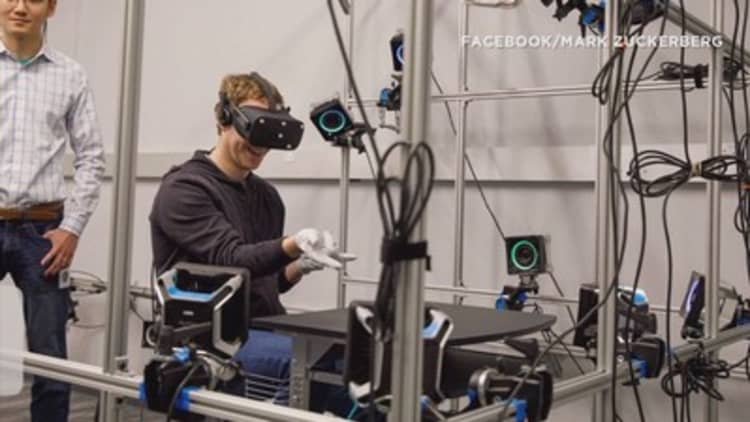 Facebook's Zuckerberg teases Oculus gloves