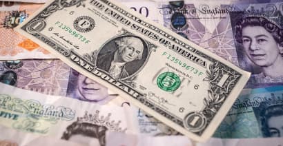 Dollar holds firm after strong US data, Chinese yuan extends run