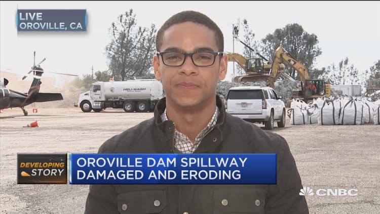 Thousands evacuated near faulty Oroville Dam