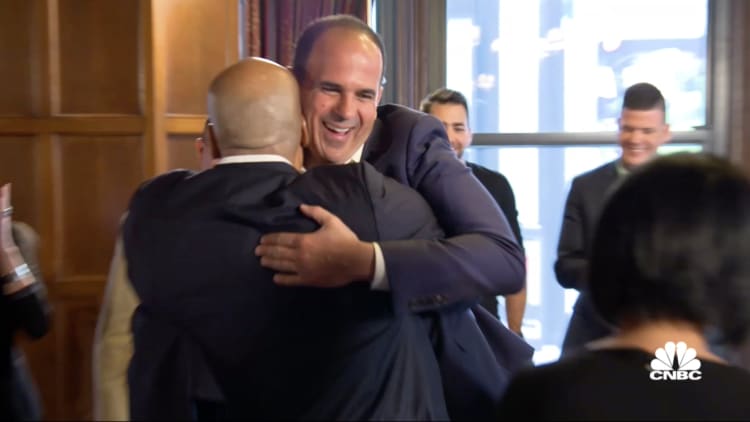 Marcus Lemonis gets an unusual welcome from the candidates