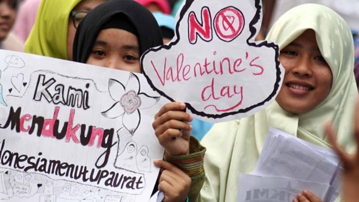 दुनिया के इन 5 देशों में प्रेमी जोड़े नहीं मना सकते वैलेंटाइन डे valentines-day-disclaimer-lovers-cannot-celebrate-valentines-day-in-these-5-countries-of-the-world-malaysia-uzbekistan-iran-pakistan-saudi-arab
