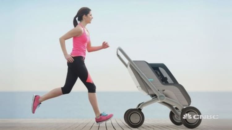This self-driving stroller is perfect for parents-on-the-go