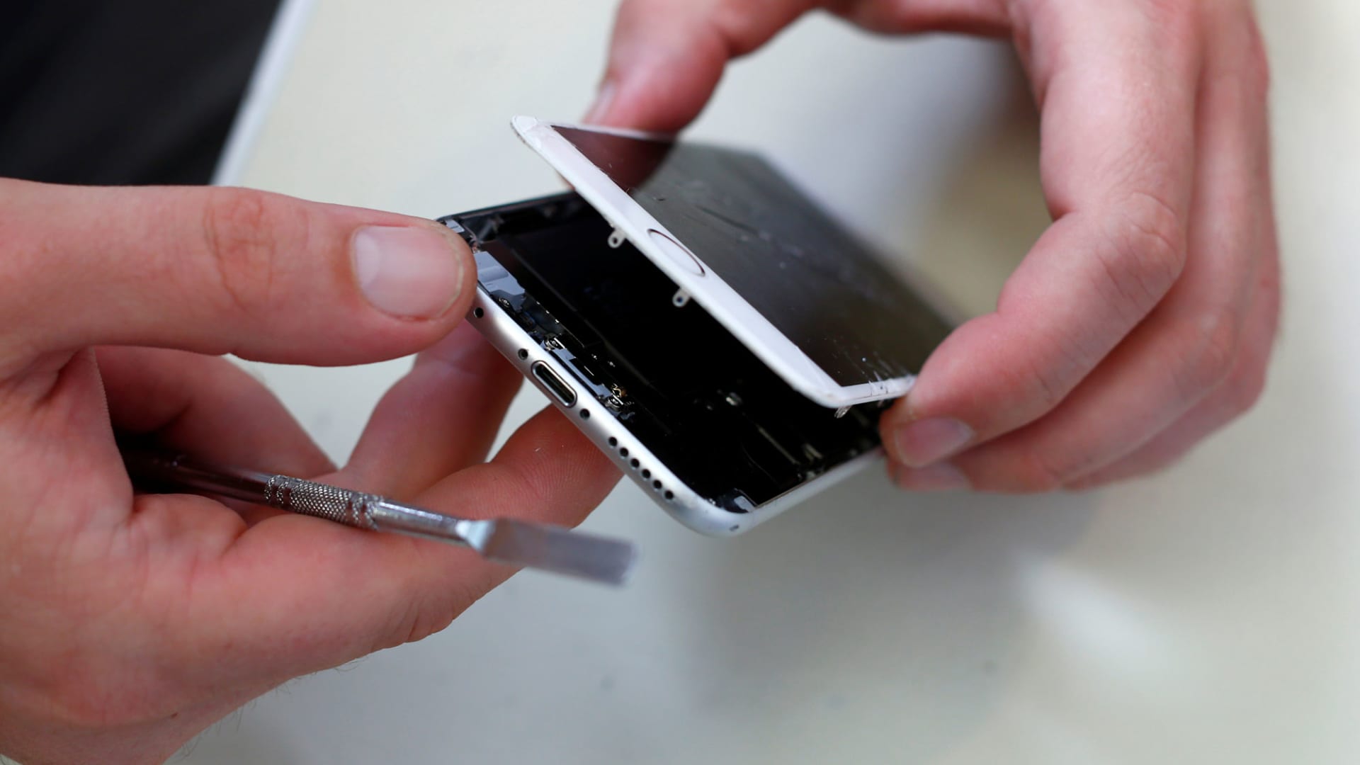 Apple now lets you buy parts so you can fix your iPhone yourself