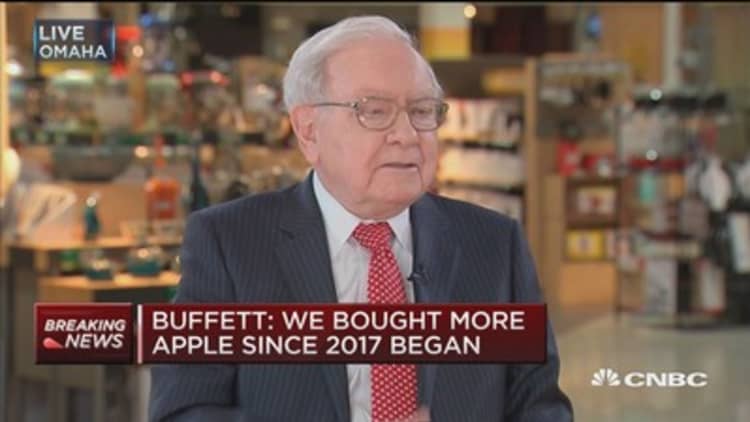 Buffett: Apple product has incredible  'stickiness'