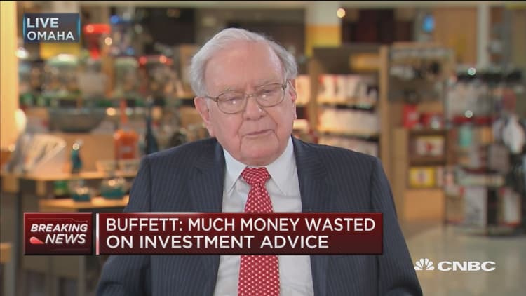Buffett: '2 and 20' hedge fund charges 'border on obscene'