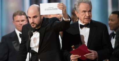 'Tweeting' accountant blamed for Oscar best picture blunder