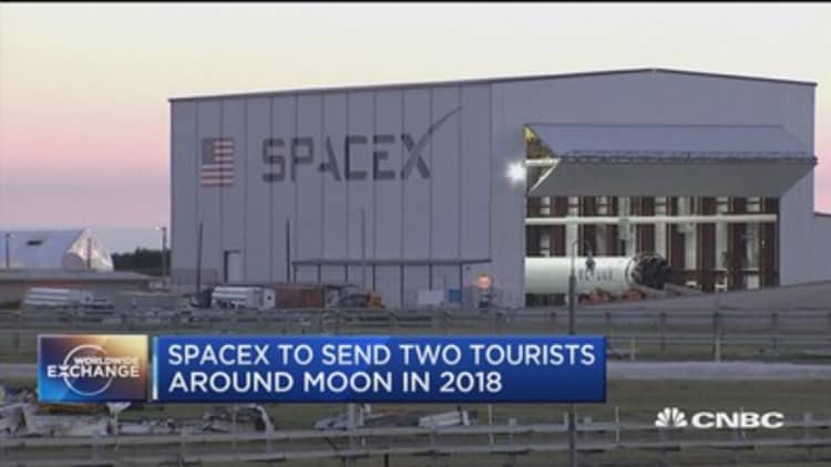 SpaceX to send two tourists around the moon in 2018