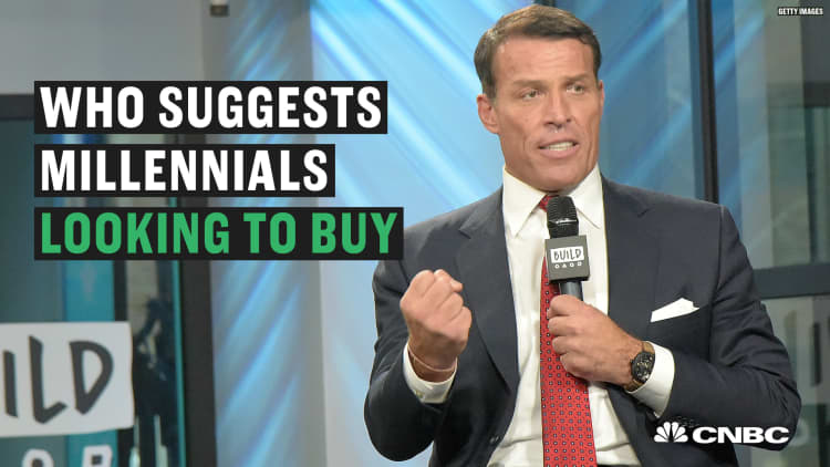 Here's how Tony Robbins suggests millennials approach buying homes