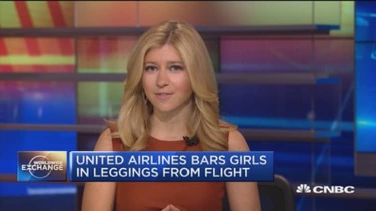 United Airlines bars girls in leggings from flight