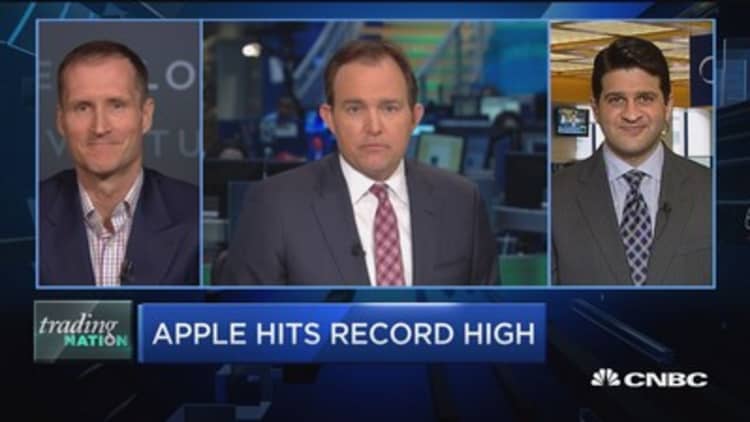 Trading Nation: Apple hits record high