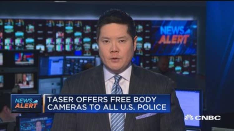 Taser offers free body cameras to all US police