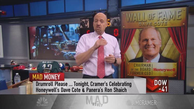 Two outgoing CEOs added to Cramer's Wall of Fame