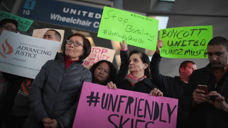 United CEO apologizes, says passenger not at fault
