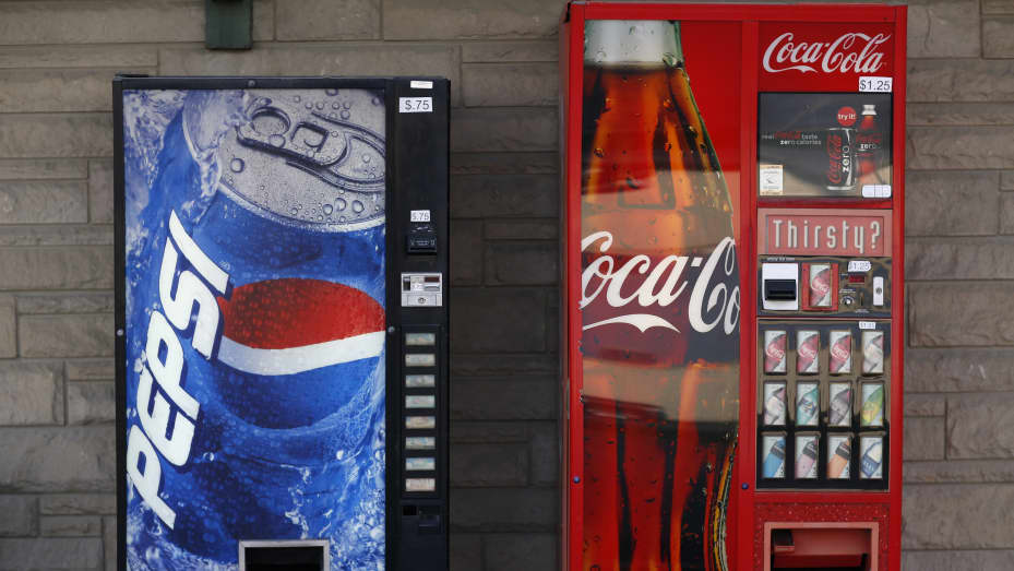 Máquinas de refrescos de Coca-Cola Co. y Pepsi Co. en el estacionamiento de un centro comercial en Jasper, Indiana.