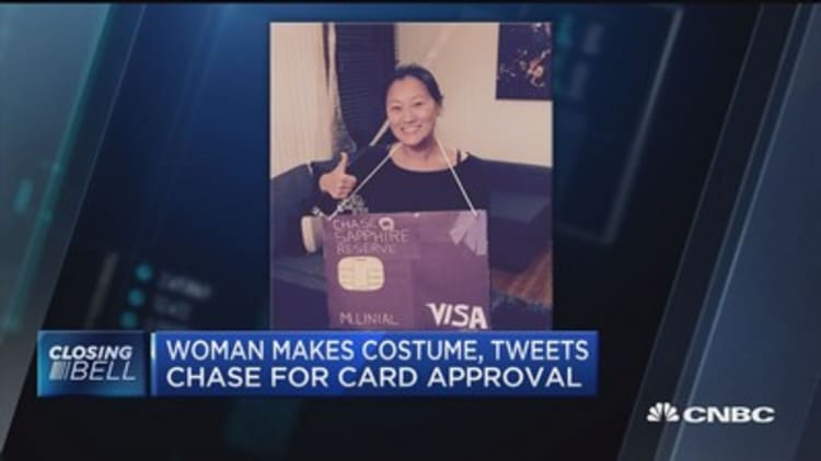Woman dresses up as credit card, tweets Chase for card approval 