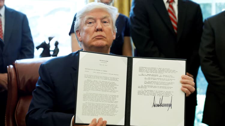 President Trump meets with steel CEOs, signs executive order on steel imports