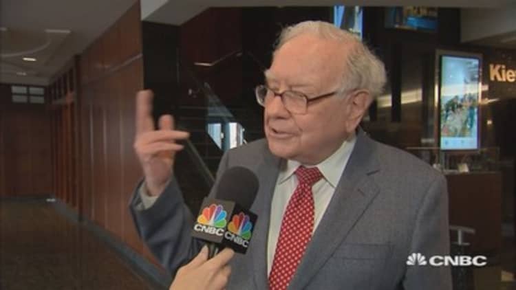 Buffett calls Jeff Bezos ‘the most remarkable business person of our age’