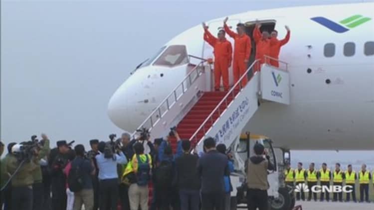 China's first giant passenger jet takes its maiden test flight