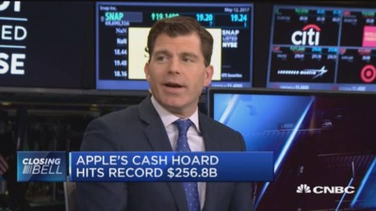 Apple's cash hoard hits record $256.8B