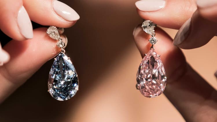 The allure of colored diamond earrings 
