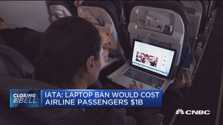 Laptop ban would cost airline passengers $1B