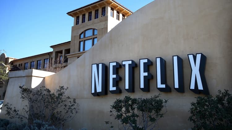 Netflix surges on earnings, and one technician says keep buying
