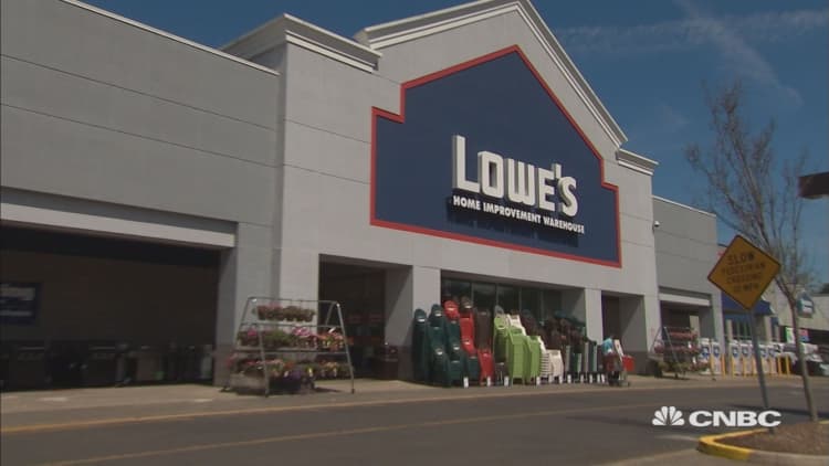 Lowe's reports earnings miss on top and bottom line
