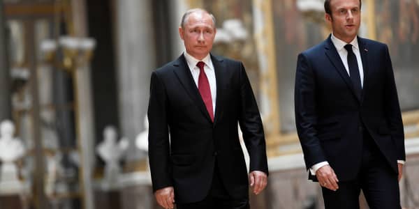 Presidents Macron and Putin meet as support for sanctions wanes