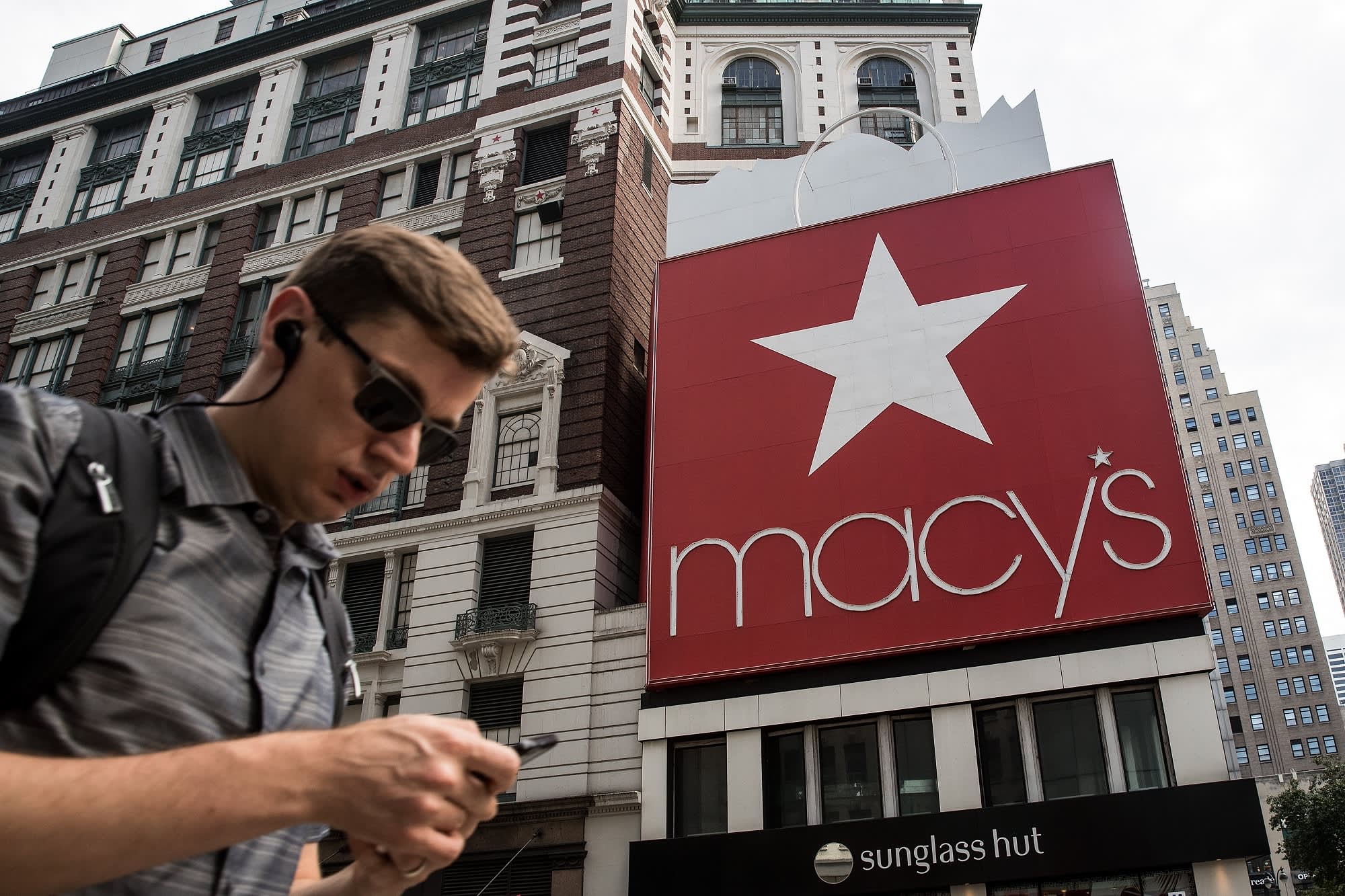Here’s why Macy’s isn’t really splitting its on the net small business from its outlets