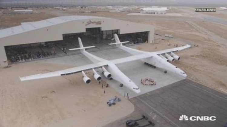 Stratolaunch rolls out of the hangar for fueling tests