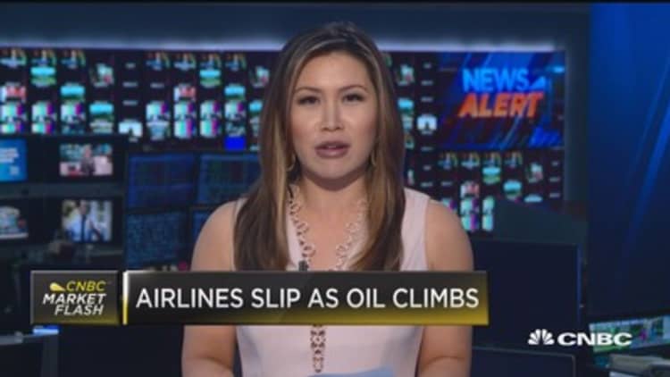 Airlines slip as oil climbs
