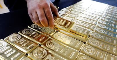 Gold drops to 4-month low after US Fed douses rate cut hopes