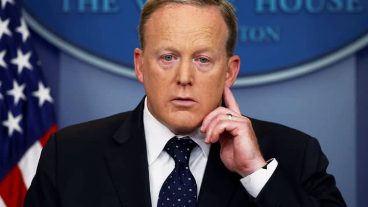 White House to hold briefing amid Sean Spicer resigning