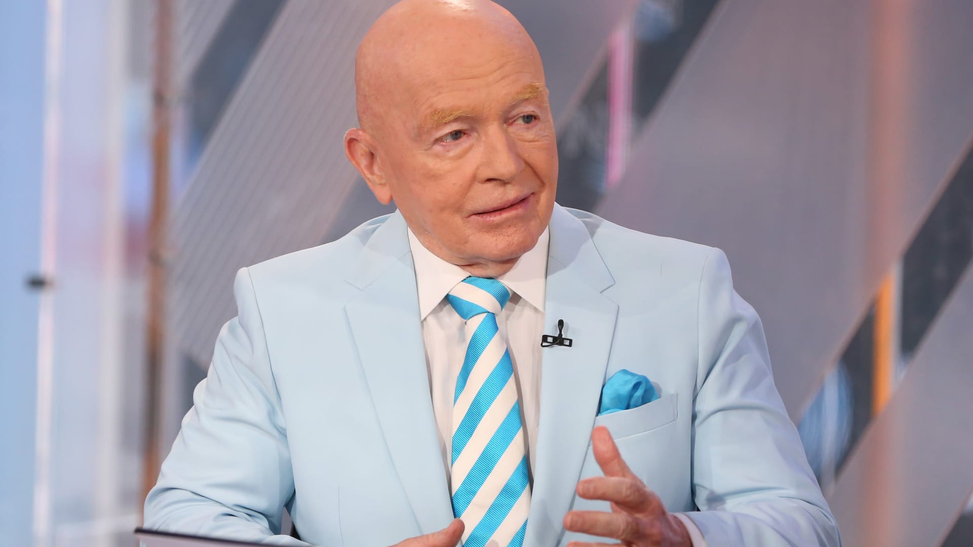 'Gold is the way to go' as interest rates fall, says Mark Mobius